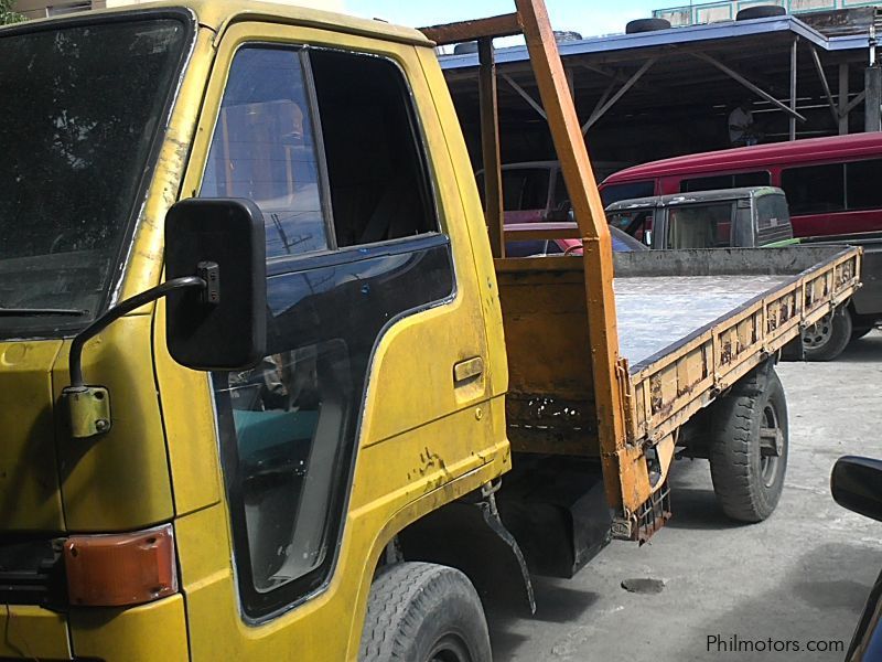 Isuzu elf track in Philippines