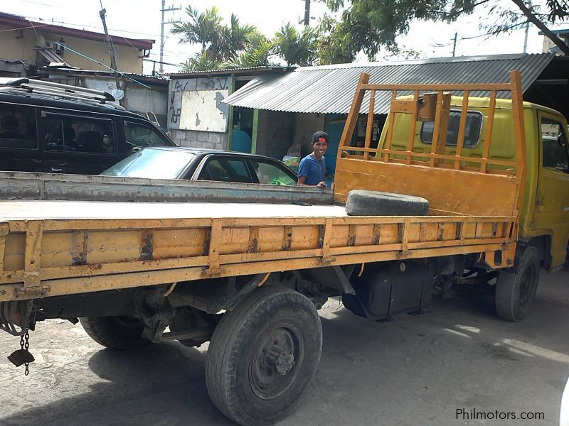 Isuzu elf track in Philippines