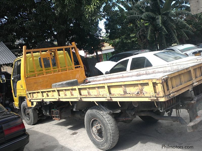 Isuzu elf track in Philippines