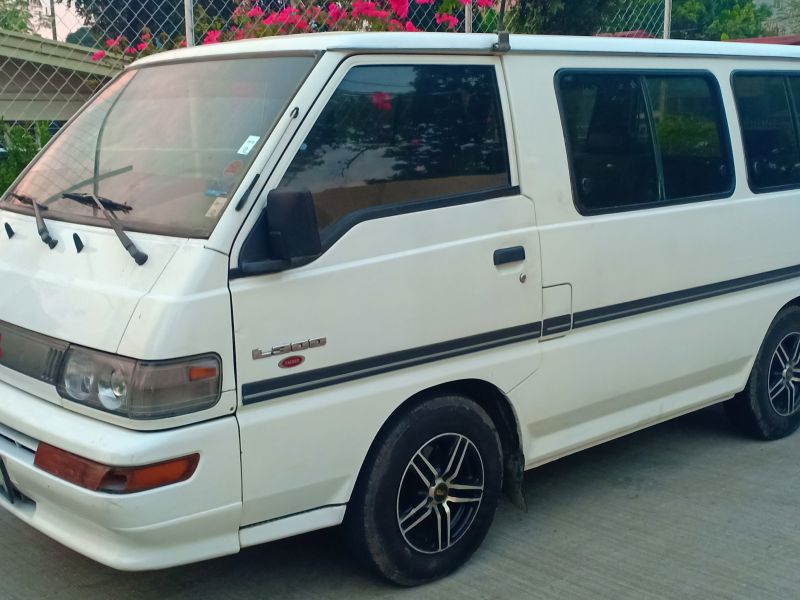 Mitsubishi L300 Exceed Minivan in Philippines