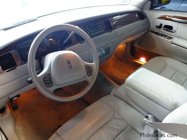 Lincoln Town Car Signature Series in Philippines