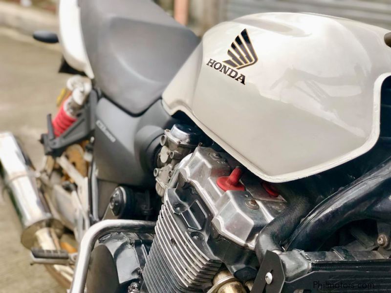2005 cb1300