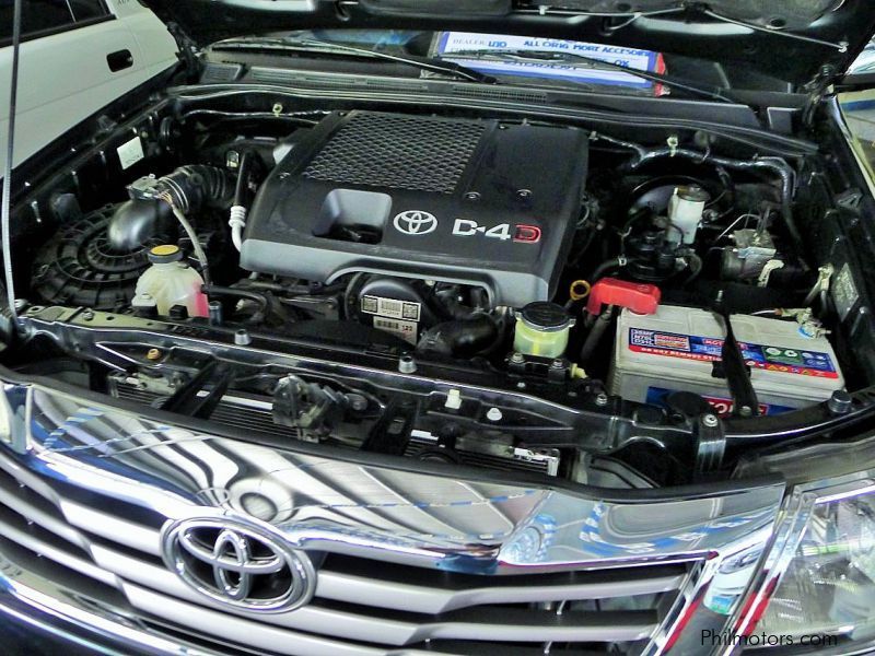 G m t. Аккумуляторы Toyota Hilux 2010 год. Toyota Hilux 3l engine Bay. Hilux расположение мотора. Hilux g8 номер на двигателе.