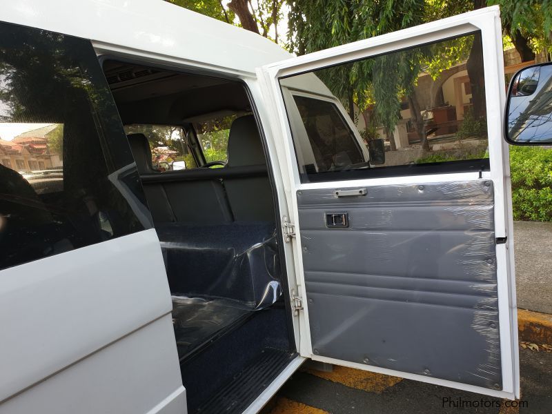 Mitsubishi L300 Exceed Versa Van in Philippines