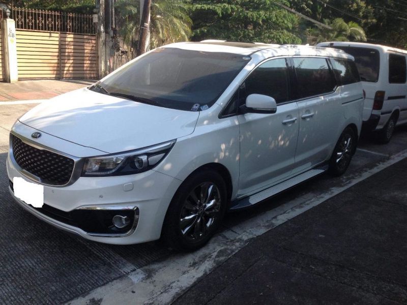 Kia carnival белый