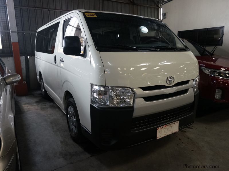 Used Toyota hi ace commuter