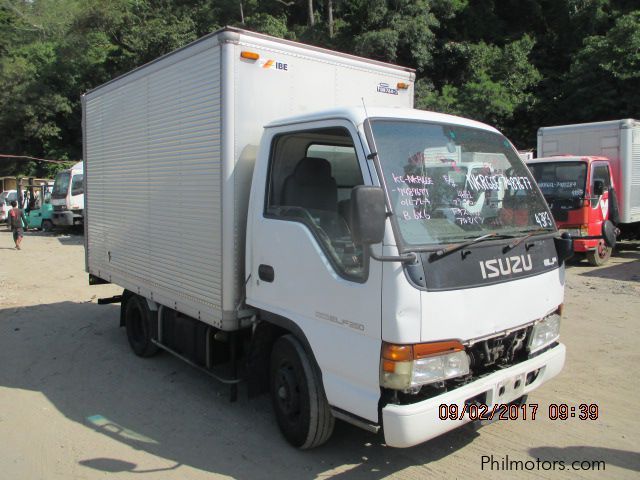 isuzu closed van 4 wheeler