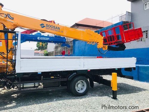 Daewoo 7 tons boom truck with man lift in Philippines