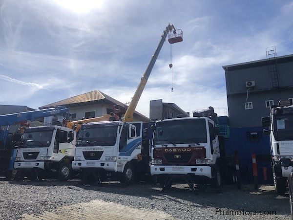Daewoo 7 tons boom truck with man lift in Philippines