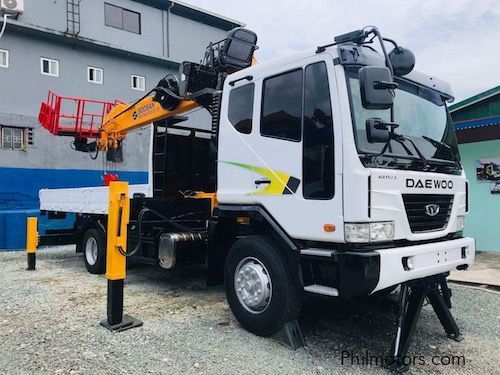 Daewoo 7 tons boom truck with manlift in Philippines