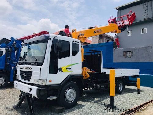 Daewoo 7 tons boom truck with manlift in Philippines