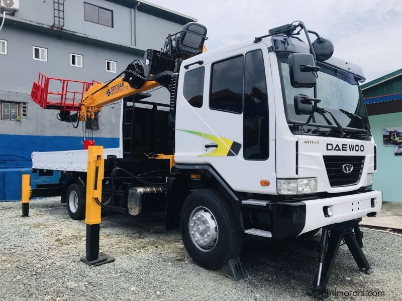 Daewoo Boom Truck / Cargo Crane Truck with Man Lift Basket in Philippines