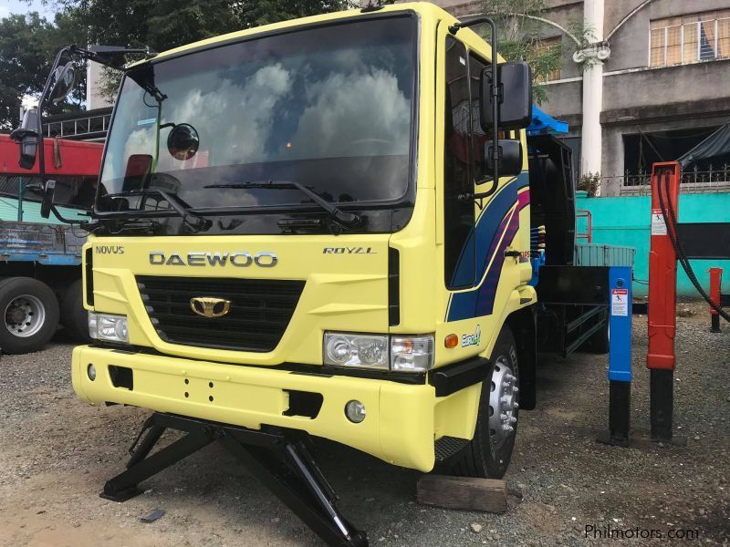 Daewoo Boom Truck / Cargo Crane Truck with Man Lift Basket in Philippines