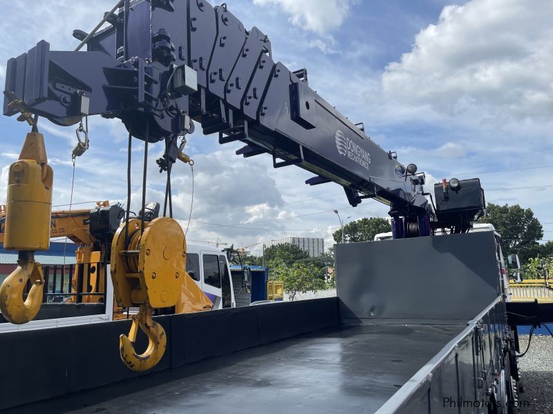 Daewoo Boom Truck with 15 tons crane in Philippines