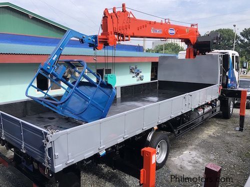 Daewoo Boom truck with manlift in Philippines