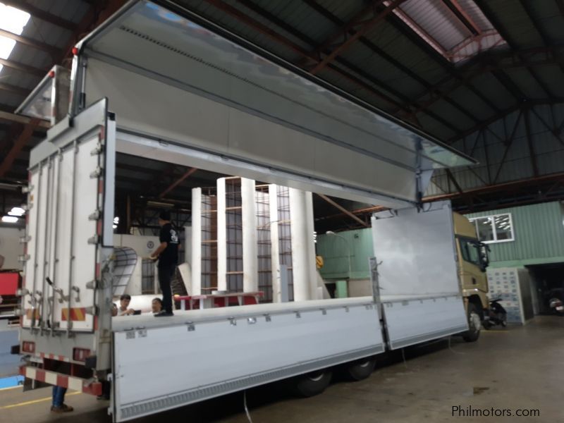 Shacman X3000 6x2 10 wheeler 32-foot aluminum wing van truck new for sale sinotruk howo dongfeng faw in Philippines