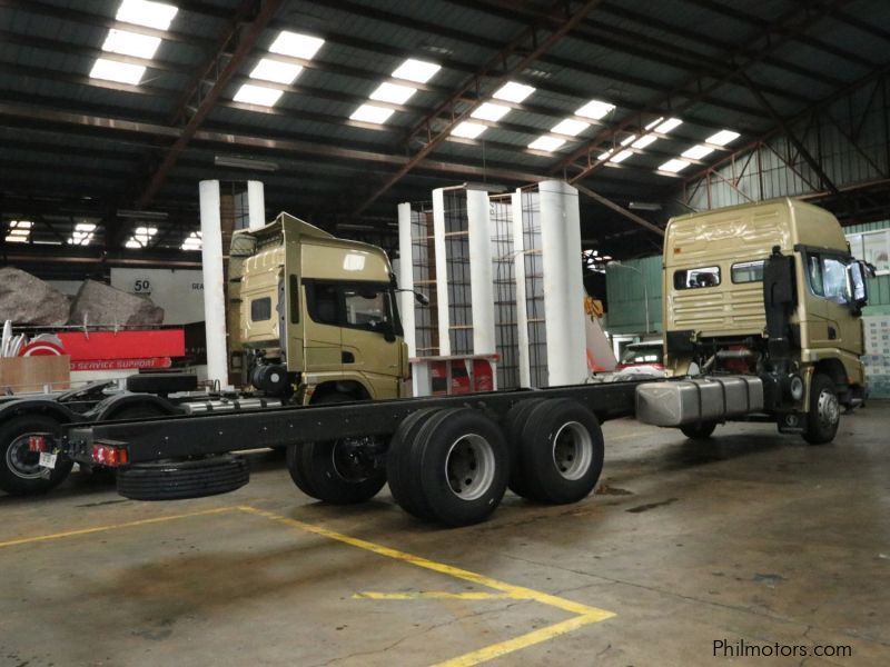 Shacman X3000 6x2 cab and chassis rigid type truck 10 wheeler SX1256XXY4T583C in Philippines