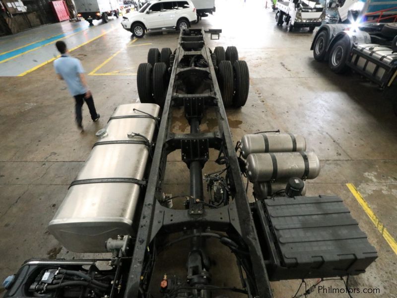 Shacman X3000 6x2 cab and chassis rigid type truck 10 wheeler SX1256XXY4T583C in Philippines