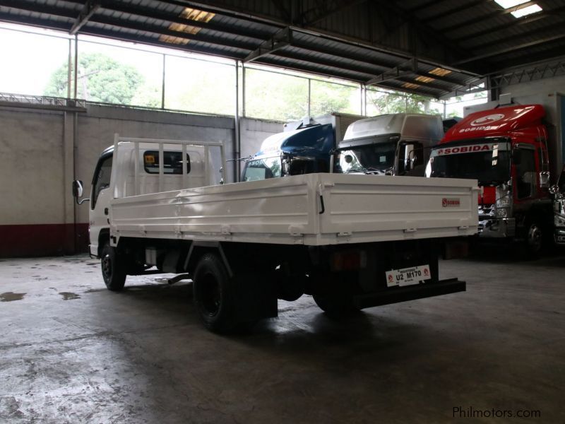 Isuzu Elf NKR dropside in Philippines