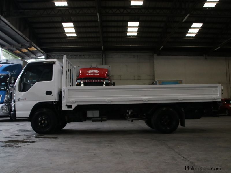 Isuzu Elf NKR dropside in Philippines