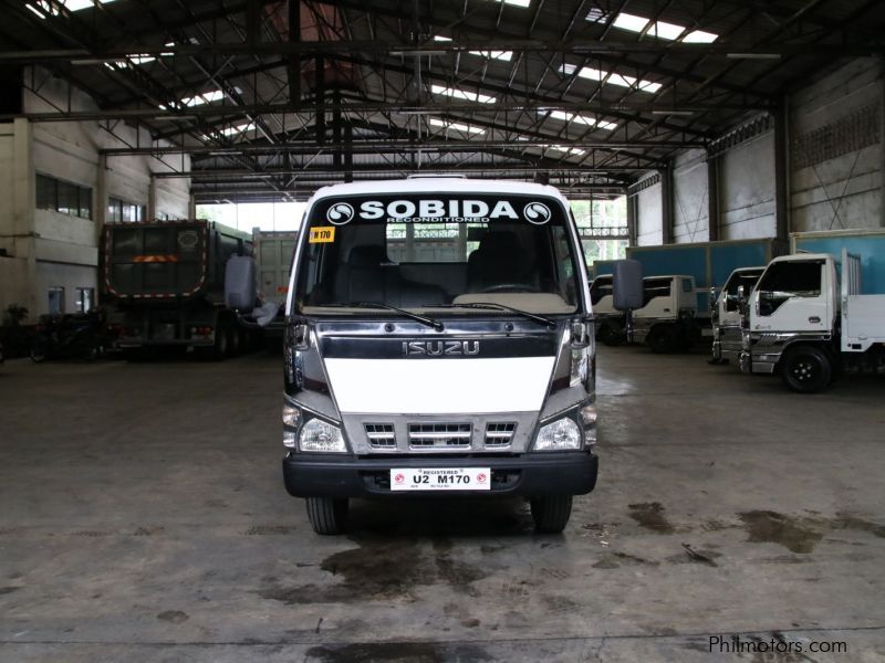 Isuzu Elf NKR dropside in Philippines