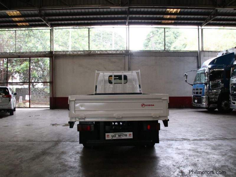 Isuzu Elf NKR dropside in Philippines