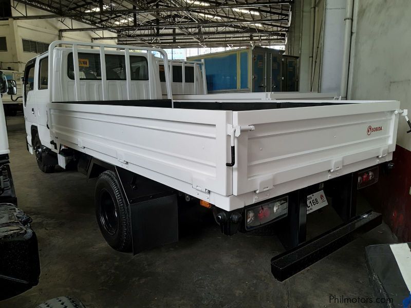 Isuzu NKR Double Cab 4 door dropside truck 4x2 6wheeler in Philippines