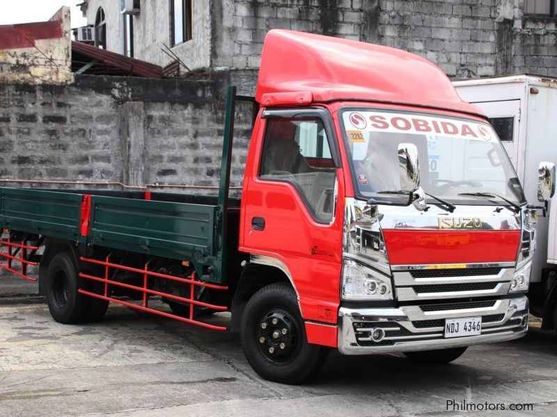 New Isuzu NPR 6 wheeler 4x2 dropside truck