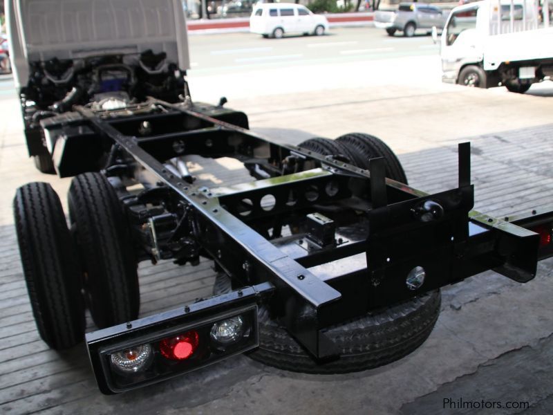 Isuzu Elf NKR Cab & Chassis 6 wheel in Philippines