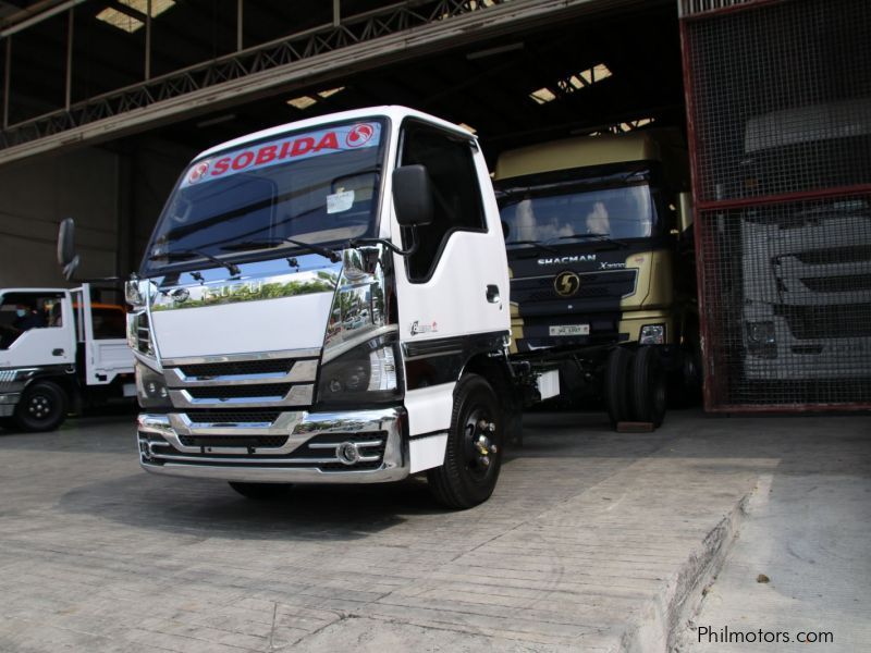 Isuzu Elf NKR Cab & Chassis truck 6 wheel in Philippines