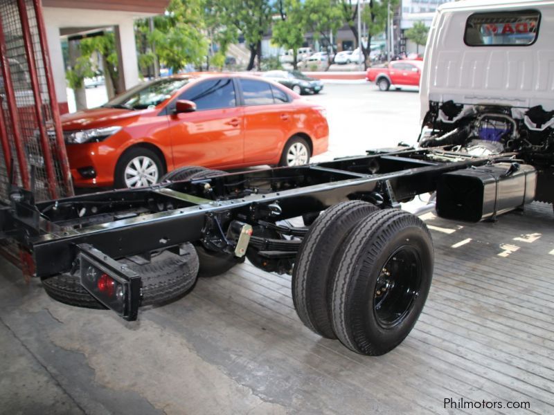 Isuzu Elf NKR Cab & Chassis truck 6 wheel in Philippines