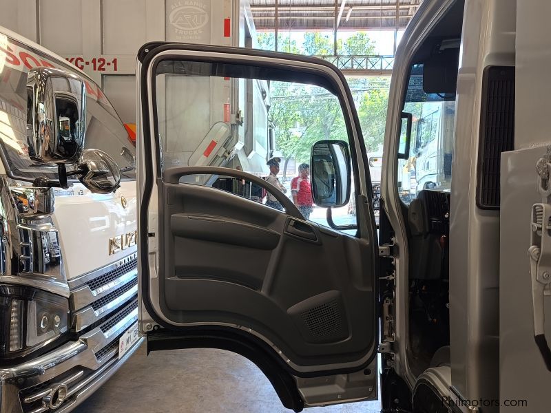 Isuzu elf surplus reconditioned  dump truck nkr n-series 300 series canter tornado in Philippines