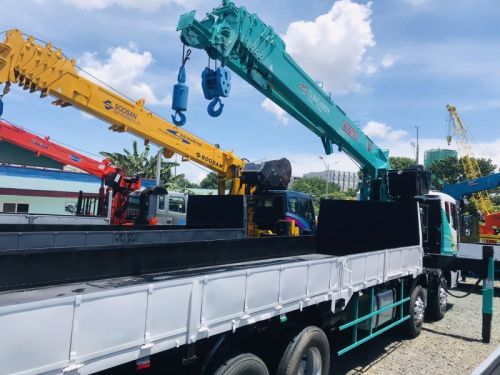 Daewoo BOOM TRUCK/ CARGO CRANE TRUCK in Philippines