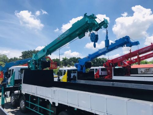 Daewoo BOOM TRUCK/ CARGO CRANE TRUCK in Philippines