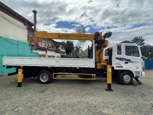 Hyundai BOOM TRUCK/ CARGO CRANE TRUCK in Philippines
