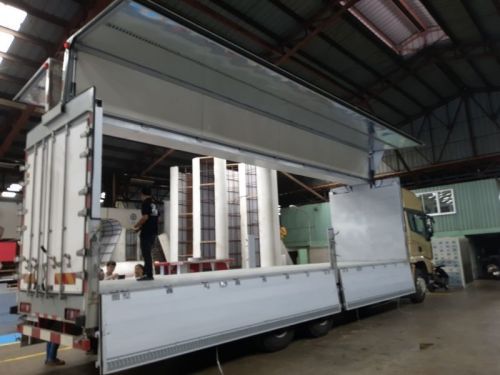 Shacman x3000 6x2 10 wheeler 32-foot aluminum wing van truck new for sale sinotruk howo dongfeng faw in Philippines