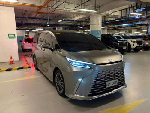 Lexus LM350h 7 seater in Philippines